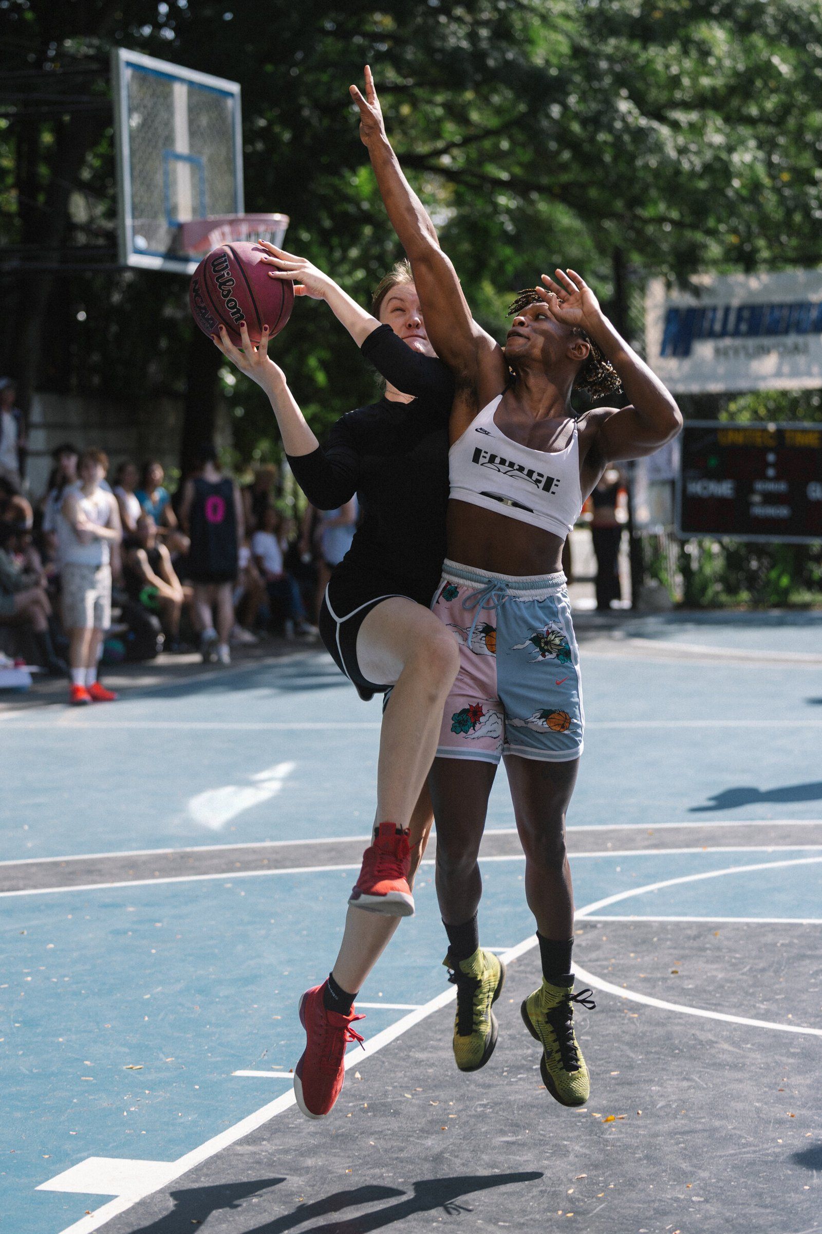 Paris of "Splash Sisters" contests a shot by Simone of "Metropolitan Trans Authority." Photo: Kevin Couliau