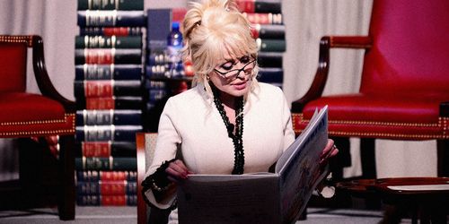 Picture of Dolly Parton reading a book