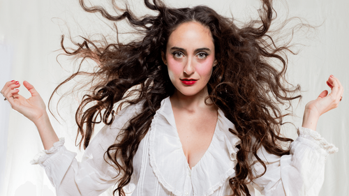 A Stroke Put Comedian Cat Cohen’s Edinburgh Fringe Run On Pause. Now, She’s Back – And Turning That (Literal) Heartache Into Art 